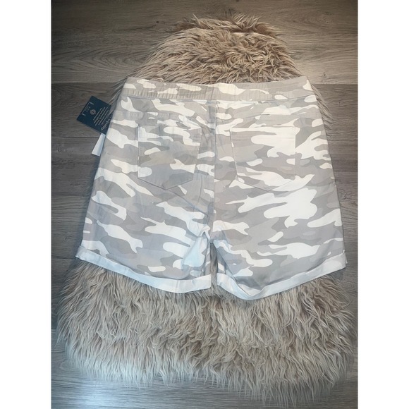 Democracy  New women’s camouflage high rise “ab” leisure shorts - Picture 2 of 10